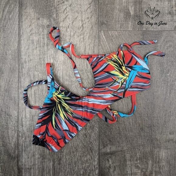 Mae Topical Bikini Top Swimsuit Size XS - Picture 1 of 2